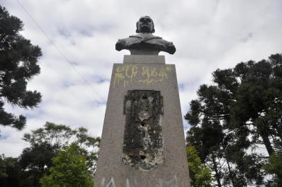  CAXIAS DO SUL, RS, BRASIL, 11/11/2019Placa do busto na praça Getúlio Vargas é roubada. Praça no começo da Av. Júlio de Castilhos(Lucas Amorelli/Agência RBS)