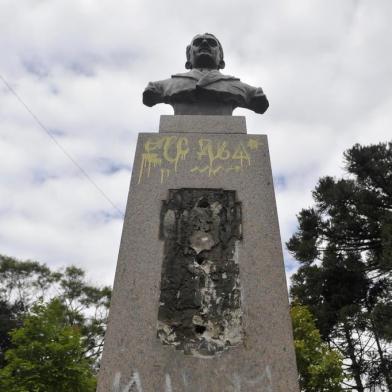  CAXIAS DO SUL, RS, BRASIL, 11/11/2019Placa do busto na praça Getúlio Vargas é roubada. Praça no começo da Av. Júlio de Castilhos(Lucas Amorelli/Agência RBS)