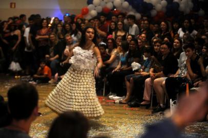  CAXIAS DO SUL, RS, BRASIL, 13/11/2019 - Conferimos a 10ª edição do Recicriar, desfile à fantasia promovido pela Escola Estadual Farroupilha, em Farroupilha. Os alunos desenvolveram dezenas de peças a partir de materiais recicláveis e concorreram em categorias como Jogos, Cinema, História e Disney. (Marcelo Casagrande/Agência RBS)