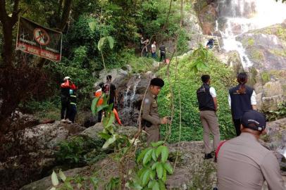  In this photo released by Na Mueang Rescue Unit, Koh Samui Municipality on November 15, 2019 and taken on November 14, rescuers recover the body of French tourist from a Na Mueang 2 waterfall in Koh Samui island. - A French tourist has died after falling from a waterfall while trying to take a selfie in Thailand, police said November 15. (Photo by Handout / Na Mueang Rescue Unit Koh Samui Municipality / AFP) / -----EDITORS NOTE --- RESTRICTED TO EDITORIAL USE - MANDATORY CREDIT AFP PHOTO / Na Mueang Rescue Unit Koh Samui Municipality - NO MARKETING - NO ADVERTISING CAMPAIGNS - DISTRIBUTED AS A SERVICE TO CLIENTS - NO ARCHIVEEditoria: DISLocal: Koh SamuiIndexador: HANDOUTSecao: disaster (general)Fonte: Na Mueang Rescue Unit Koh Samui Fotógrafo: STR