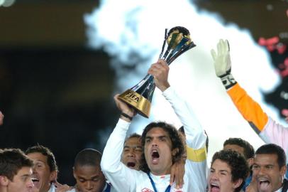 *** R Duarte - Especial/Inter/Japão 5 ***Matéria especial sobre o primeiro aniversário do título Mundial de Clubes FIFA 2006, no Japão, contra o Barcelona. Fernandão com taça de Campeão do Mundo.