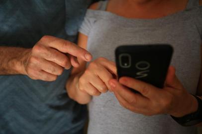  ** ATENÇÃO: AS FOTOS FORAM FEITAS CONTRA A LUZ PARA NÃO IDENTIFICAR AS PESSOAS. FAVOR NÃO CLAREAR! ** IMBÉ, RS, BRASIL - 06.11.2019 - Golpe do aluguel, aplicado por estelionatários que usam os endereços de moradores do Litoral Norte para oferecer falsos aluguéis de casas que não são deles. (Foto: Tadeu Vilani/Agencia RBS)