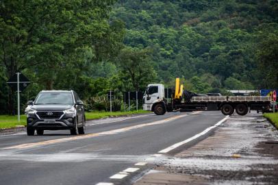  FOTOS GERAISCanoas-Carazinho, RS, BRASIL, 06/11/2019: Obras na BR-386: Percorremos a BR-386 entre Canoas e Carazinho, trecho que será duplicado pela CCR, para mostrar o estado da rodovia e as obras que já estão sendo feitas e as que serão realizadas. (Foto: Omar Freitas / Agência RBS)Indexador: NGS