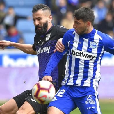  Alaves Argentinian forward Jonathan Calleri (R) challenges Leganes Greek defender Dimitris Siovas during the Spanish league football match between Deportivo Alaves and CD Leganes at the Mendizorroza stadium in Vitoria on April 7, 2019. (Photo by ANDER GILLENEA / AFP)Editoria: SPOLocal: VitoriaIndexador: ANDER GILLENEASecao: soccerFonte: AFPFotógrafo: STR