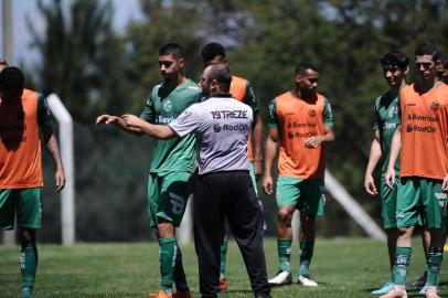  CAXIAS DO SUL, RS, BRASIL (08/11/2019)Treino do Sub-19 do Juventude no CT em Caxias do Sul. Na foto, técnico Lucas Zanella. (Antonio Valiente/Agência RBS)