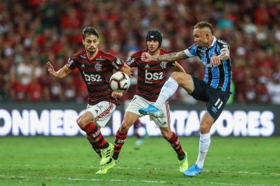 Flamengo x Grêmio - Na foto: Everton, Rodrigo Caio e Rafinha