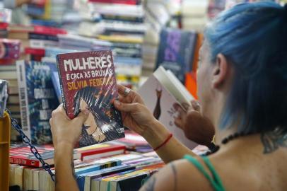  PORTO ALEGRE, RS, BRASIL, 16-11-2019: Livros com temática e assuntos feministas tem aumento de procura na Feira do Livro (FOTO FÉLIX ZUCCO/AGÊNCIA RBS, Segundo Caderno).