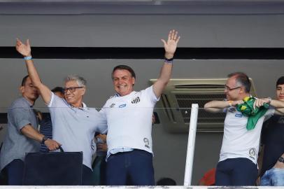 SANTOS,SP,16.11.2019:JAIR-BOLSONARO-JOGO-SANTOS-E-SÃO-PAULO - O presidente Jair Bolsonaro durante o prÃ© jogo entre Santos e SÃ£o Paulo vÃ¡lido pelo Campeonato Brasileiro SÃ©rie A,  no EstÃ¡dio da Vila Belmiro na cidade de Santos, SP, neste sÃ¡bado, 16.