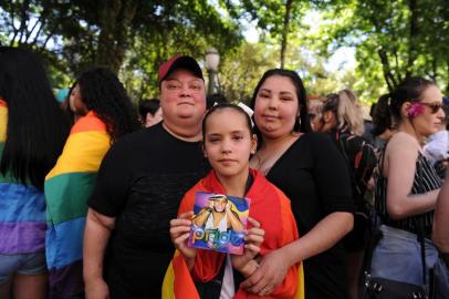  CAXIAS DO SUL, RS, BRASIL, 17/11/2019 - De volta à Rua Marquês do Herval, a Parada Livre de Caxias do Sul ocorre neste domingo (17). O trecho onde a programação será realizada fica junto à Praça Dante Alighieri. A comissão organizadora projeta um público de 15 mil a 20 mil pessoas, mas também avalia que há a possibilidade do movimento ser ainda maior devido à polêmica envolvendo realização do evento. NA FOTO: a menina Eduarda Chaida, 11,  filha biológica de Fabiana Chaida, 26, e enteada de Silvana Macedo, 29, que leu um poema contra a homofobia. (Marcelo Casagrande/Agência RBS)