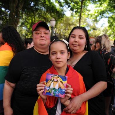  CAXIAS DO SUL, RS, BRASIL, 17/11/2019 - De volta à Rua Marquês do Herval, a Parada Livre de Caxias do Sul ocorre neste domingo (17). O trecho onde a programação será realizada fica junto à Praça Dante Alighieri. A comissão organizadora projeta um público de 15 mil a 20 mil pessoas, mas também avalia que há a possibilidade do movimento ser ainda maior devido à polêmica envolvendo realização do evento. NA FOTO: a menina Eduarda Chaida, 11,  filha biológica de Fabiana Chaida, 26, e enteada de Silvana Macedo, 29, que leu um poema contra a homofobia. (Marcelo Casagrande/Agência RBS)