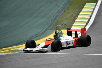  Bruno Senna, the nephew of the late Brazilian driver Ayrton Senna, powers the latters McLaren during a tribute before the start of the F1 Brazil Grand Prix, at the Interlagos racetrack in Sao Paulo, Brazil on November 17, 2019. (Photo by Douglas Magno / AFP)Editoria: SPOLocal: Sao PauloIndexador: DOUGLAS MAGNOSecao: motor racingFonte: AFPFotógrafo: STR