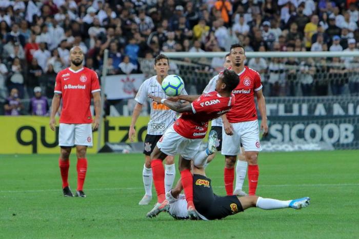 Com gol de Gustavo no fim do jogo, Corinthians empata com a