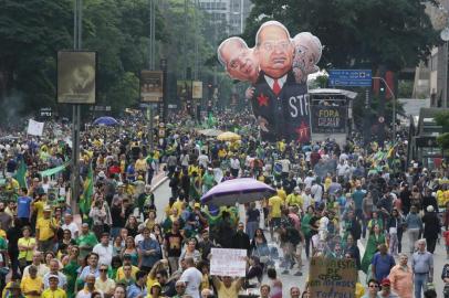 Ato Fora Gilmar Mendes na av Paulista em SPSÃO PAULO, SP, 17.11.2019: ATO-FORA-GILMAR-MENDES-SP - Manifestantes pedem o impeachment do ministro do Supremo Tribunal Federal (STF), Gilmar Mendes, em protesto realizado na Avenida Paulista, em São Paulo, neste domingo, 17. (Foto: Fábio Vieira/FotoRua/Folhapress)