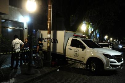  PORTO ALEGRE 18.11.2019 - Uma mulher de 23 anos foi morta em uma abordagem de assalto por volta das 2h15min desta segunda-feira (18), no bairro Cidade Baixa, em Porto Alegre. A informação da Brigada Militar é de que a vítima, que não teve a identificação divulgada, e mais duas mulheres caminhavam na esquina das ruas da República e Lima e Silva quando dois homens passaram no local em um veículo Classic de cor prata e anunciaram o assalto.