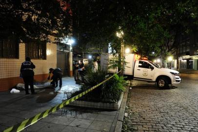  PORTO ALEGRE 18.11.2019 - Uma mulher de 23 anos foi morta em uma abordagem de assalto por volta das 2h15min desta segunda-feira (18), no bairro Cidade Baixa, em Porto Alegre. A informação da Brigada Militar é de que a vítima, que não teve a identificação divulgada, e mais duas mulheres caminhavam na esquina das ruas da República e Lima e Silva quando dois homens passaram no local em um veículo Classic de cor prata e anunciaram o assalto.