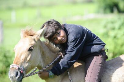 Pedro Zilch, de 11 anos, de Santa Cruz do Sul, em carta ao papai noel, pediu pelego, milho para o cavalo, bolitas e um celular de mexer na tela. Na foto, ele com o cavalo.Professora Oriana Peres Chagas, que propôs a atividade e divulgou a carta.