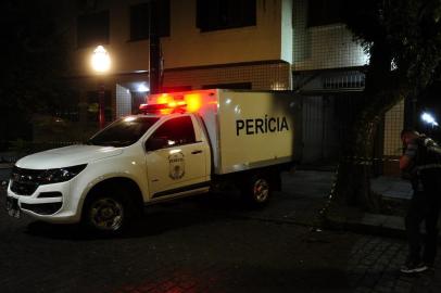  PORTO ALEGRE 18.11.2019 - Uma mulher de 23 anos foi morta em uma abordagem de assalto por volta das 2h15min desta segunda-feira (18), no bairro Cidade Baixa, em Porto Alegre. A informação da Brigada Militar é de que a vítima, que não teve a identificação divulgada, e mais duas mulheres caminhavam na esquina das ruas da República e Lima e Silva quando dois homens passaram no local em um veículo Classic de cor prata e anunciaram o assalto.