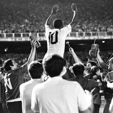 Vasco 1x2 Santos - Taça de Prata - 19 de novembro de 1969 - Estádio Maracanã.Pelé comemora a marcação do Gol 1000#PÁGINA: 1#EDIÇÃO: 1( ESPECIAL ESP ESTADO)MILESIMO9 S9  ARQUIVO 19/11/69 ( ESPECIAL ESP ESTADO) VASCO VS SANTOS 1000 GOLS  ( PELE ) - FOTO REPRODUCAO/AE Fonte: AE Fotógrafo: Não se Aplica