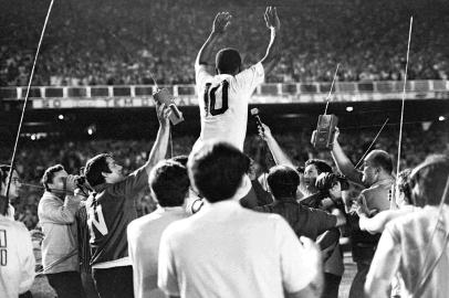 Vasco 1x2 Santos - Taça de Prata - 19 de novembro de 1969 - Estádio Maracanã.Pelé comemora a marcação do Gol 1000#PÁGINA: 1#EDIÇÃO: 1( ESPECIAL ESP ESTADO)MILESIMO9 S9  ARQUIVO 19/11/69 ( ESPECIAL ESP ESTADO) VASCO VS SANTOS 1000 GOLS  ( PELE ) - FOTO REPRODUCAO/AE Fonte: AE Fotógrafo: Não se Aplica