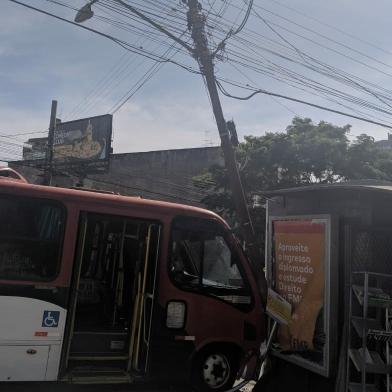 Uma lotação da linha Guerino/Lindoia bateu em um poste na tarde desta segunda-feira na Avenida Plínio Brasil Milano, na zona norte de Porto Alegre. O caso ocorreu próximo á rua Germano Petersen Jr, no bairro Auxiliadora.