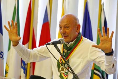  PORTO ALEGRE, RS, BRASIL 18/11/2019 - Luciano Hang recebe a medalha Mérito Farroupilha, na AL. (FOTO: ROBINSON ESTRÁSULAS/AGÊNCIA RBS)