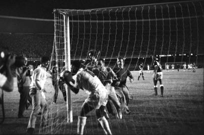  Rio de Janeiro (RJ) - 19/11/1969 - Maracanã - Vasco 1 x 2 Santos - Pelé (Jogador de Futebol) - Pelé e seu Milésimo Gol (1000º) - Foto Arquivo / Agência O Globo - Neg :  56773