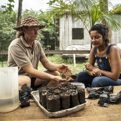 SeÌrie Sementes do AmanhaÌ EP AÃ§aÃ­ JuÃ§araRio Grande do Sul - BrasilFoto Â© Terramar Filmes / Sementes do AmanhaÌ>>>MaquinÃ© - Rio Grande do Sul - Brasil. Nanda Barreto aprende a fazer mudas de JuÃ§ara com o agricultor Amilton Munari.