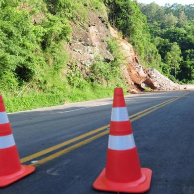  FARROUPILHA, RS, BRASIL, 18/11/2019. O trânsito continua bloqueado no trecho do Km 43 da ERS-122, em Farroupilha. Uma equipe de técnicos do Departamento Autônomo de Estradas de Rodagem (Daer) esteve na rodovia nesta manhã para avaliar a situação do talude e das pedras que permanecem sob risco de queda. A partir dessa análise, será feito o detalhamento da operação. Um laudo técnico, no entanto, afirma que a remoção de uma pedra gigantesca deverá ser realizada do alto da encosta, para evitar acidentes com a equipe responsável pelas obras. (Porthus Junior/Agência RBS)