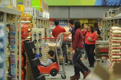  SANTA MARIA,RS,BRASIL, 01/09/2014_Com a volta da inflação, mostramos como está o hábito dos consumidores nos supermercados. Mostramos o que vale a pena ter em estoque e damos dicas de como fazer um consumo mais econômico. FOTOS: RONALD MENDES/AGÊNCIA RBS/EDITORIA ECÔNOMIA