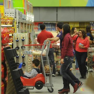  SANTA MARIA,RS,BRASIL, 01/09/2014_Com a volta da inflação, mostramos como está o hábito dos consumidores nos supermercados. Mostramos o que vale a pena ter em estoque e damos dicas de como fazer um consumo mais econômico. FOTOS: RONALD MENDES/AGÊNCIA RBS/EDITORIA ECÔNOMIA