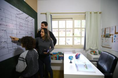  GRAVATAÍ - BRASIL -  Método do ensino domiciliar, a rotina de estudos de Lorenzo, nove anos, em casa. Ele conta com a ajuda dos pais e da irmã mais velha, que dão aulas para o garoto.(FOTO: LAURO ALVES)