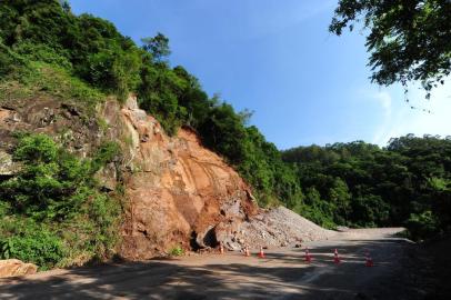  FARROUPILHA, RS, BRASIL, 18/11/2019. O trânsito continua bloqueado no trecho do Km 43 da ERS-122, em Farroupilha. Uma equipe de técnicos do Departamento Autônomo de Estradas de Rodagem (Daer) esteve na rodovia nesta manhã para avaliar a situação do talude e das pedras que permanecem sob risco de queda. A partir dessa análise, será feito o detalhamento da operação. Um laudo técnico, no entanto, afirma que a remoção de uma pedra gigantesca deverá ser realizada do alto da encosta, para evitar acidentes com a equipe responsável pelas obras. (Porthus Junior/Agência RBS)