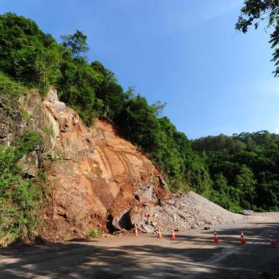  FARROUPILHA, RS, BRASIL, 18/11/2019. O trânsito continua bloqueado no trecho do Km 43 da ERS-122, em Farroupilha. Uma equipe de técnicos do Departamento Autônomo de Estradas de Rodagem (Daer) esteve na rodovia nesta manhã para avaliar a situação do talude e das pedras que permanecem sob risco de queda. A partir dessa análise, será feito o detalhamento da operação. Um laudo técnico, no entanto, afirma que a remoção de uma pedra gigantesca deverá ser realizada do alto da encosta, para evitar acidentes com a equipe responsável pelas obras. (Porthus Junior/Agência RBS)