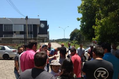 Dezenas de motoristas de aplicativo se mobilizam, nesta manhã, em frente à Polícia Civil, no bairro Jardim Margarida.