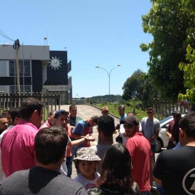 Dezenas de motoristas de aplicativo se mobilizam, nesta manhã, em frente à Polícia Civil, no bairro Jardim Margarida.