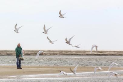  TAVARES, RS, BRASIL - 18/07/2019: Gilmar Copelo Brum, o Alemão, pesca no Parque Nacional Lagoa do Peixe (FOTO MARCO FAVERO/AGÊNCIA RBS, Editoria SuaVida).