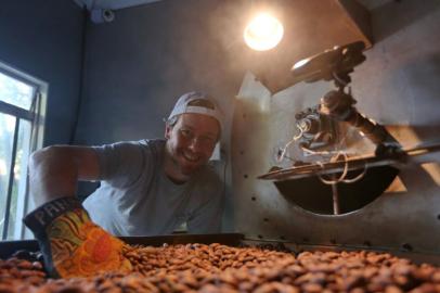  PORTO ALEGRE, RS, BRASIL - 2019.11.18 - Willy Wonka da Zona Sul: homem tem fábrica de chocolates finos nos fundos de casa. André Passos produz chocolates gourmet dentro de casa. Ele faz todo o processo, desde a torra dos grãos, que traz da Bahia, a moagem em moinho de pedra, produção e temperagem, tudo em casa. Vende para chefs e empórios. (Foto: ANDRÉ ÀVILA/ Agência RBS)