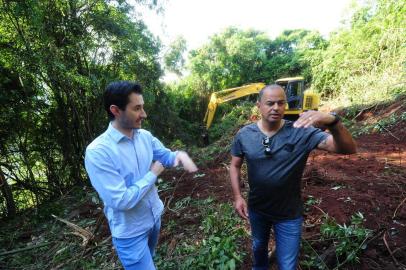 CAXIAS DO SUL, RS, BRASIL, 19/11/2019. Trabalho de abertura do caminho que permitirá acessar e detonar a rocha que pode cair no km 43 da RS-122, em Farroupilha. O trabalho inicial consiste em deixar melhor a condição de uma trilha de cerca de 500 metros que passa por uma propriedade privada acessada por meio de uma estrada bastante acidentada. O próxim passo é a abertura da vegetação no ponto que servirá como base para a perfuratriz e o compressor ficarem. Serão feitas perfurações de 12 a 14 metros na rocha. Na foto,  Luciano Faustino (E), diretor de Infraestrutura do Daer e Sandro Wagner, diretor de Operação Rodoviária do Daer. (Porthus Junior/Agência RBS)