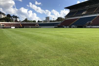 O Grêmio irá mandar dois jogos no Estádio Centenário, em uma semana. Na quarta-feira, dia 6, enfrenta o Ceará pela Série A. No domingo, o time de aspirantes faz o segundo jogo do Gre-Nal, na final do Brasileiro.