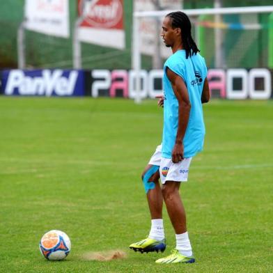  VERANÓPOLIS, 24/01/2015. Veranópolis x Juventude, jogo amistoso realizado no estádio Antonio David Farina em Veranópolis. Volante Eduardinho. (Jonas Ramos/Pioneiro)