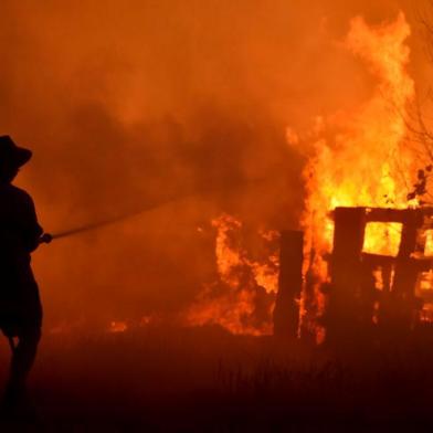  Residents defend a property from a bushfire at Hillsville near Taree, 350km north of Sydney on November 12, 2019. - A state of emergency was declared on November 11 and residents in the Sydney area were warned of "catastrophic" fire danger as Australia prepared for a fresh wave of deadly bushfires that have ravaged the drought-stricken east of the country. (Photo by PETER PARKS / AFP)Editoria: DISLocal: TareeIndexador: PETER PARKSSecao: fireFonte: AFPFotógrafo: STF