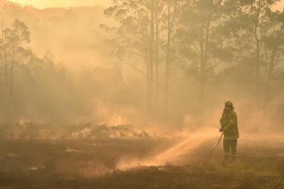  Firefighters defend a property from a bushfire at Hillville near Taree, 350km north of Sydney on November 12, 2019. - A state of emergency was declared on November 11 and residents in the Sydney area were warned of catastrophic fire danger as Australia prepared for a fresh wave of deadly bushfires that have ravaged the drought-stricken east of the country. (Photo by PETER PARKS / AFP)Editoria: DISLocal: TareeIndexador: PETER PARKSSecao: fireFonte: AFPFotógrafo: STF