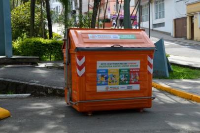 foto de um contêiner laranja em Santa Maria