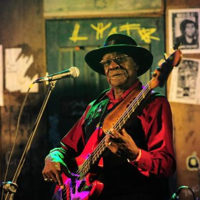  CAXIAS DO SUL, RS, BRASIL, 20/11/2014. Mississippi Delta Blues Festival 2014, no Largo da Estação em São Pelegrino, Caxias do Sul. Palco Front Porch Stage, apresentação do cantor americano  Bob Stroger. (Porthus Junior/Pioneiro)