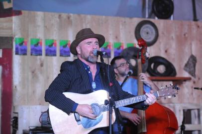  CAXIAS DO SUL, RS, BRASIL, 24/11/2018. 11º Mississippi Delta Blues Festival, MDBF, no Largo da Estação Férrea - 3º dia. Na foto, Gallie no Folk Stage. (Felipe Nyland/Agência RBS)