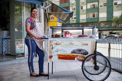  PORTO ALEGRE, RS, BRASIL, 19-11-2019: Aline Silva, uma moradora de Porto Alegre que, inspirada na novela Dona do Pedaço, começou a fazer e vender bolos na rua, com um carrinho, como a protagonista da novela A Dona do Pedaço (Maria da Paz), para sustentar sozinha os seus seis filhos (FOTO FÉLIX ZUCCO/AGÊNCIA RBS, Editoria de Geral).