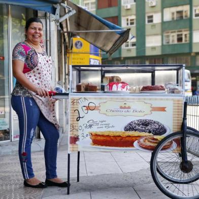  PORTO ALEGRE, RS, BRASIL, 19-11-2019: Aline Silva, uma moradora de Porto Alegre que, inspirada na novela Dona do Pedaço, começou a fazer e vender bolos na rua, com um carrinho, como a protagonista da novela A Dona do Pedaço (Maria da Paz), para sustentar sozinha os seus seis filhos (FOTO FÉLIX ZUCCO/AGÊNCIA RBS, Editoria de Geral).