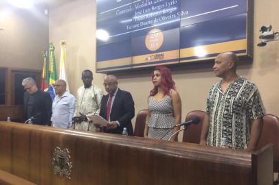 Foram homenageados na noite de ontem os agraciados deste ano com a Comenda Zumbi dos Palmares. A cerimônia ocorreu no plenário da Câmara de Vereadores de Caxias do Sul, no Dia da Consciência Negra. A honraria é concedida anualmente pelo Poder Legislativo do município a pessoas de todas as etnias que se destacam na luta contra a desigualdade e o racismo. A comenda existe desde 2005, em uma iniciativa do vereador Edson da Rosa, primeiro legislador negro eleito na cidade. Nesta edição foram homenageados: José Luis Borges Lyrio, militante na causa da comunidade negra e na luta contra o racismo; Paulo Roberto Borges, participante do movimento comunitário e ex-conselheiro tutelar; e Tatiane Duarte de Oliveira da Silva, coordenadora adjunta do Instituto Afro Origem e integrante da diretoria de etnias da União de Associações de Bairros (UAB). O ato de ontem também agraciou com o Prêmio Caxias o senegalês Abdou Lahat Ndiaye (Billie), fundador da Associação dos Imigrantes Senegaleses.