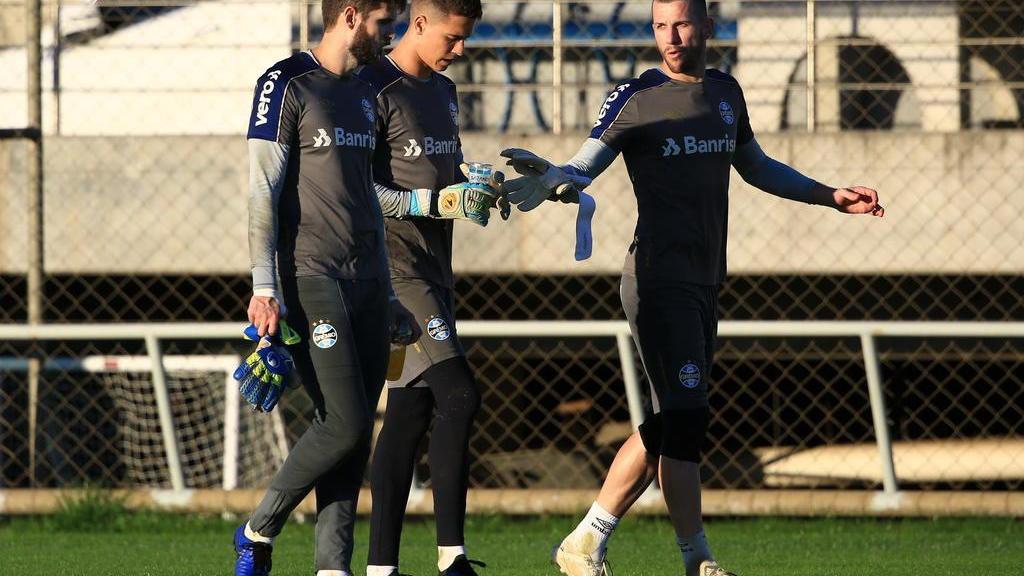 Jovem da base do Grêmio pede desculpas por erro em estreia contra