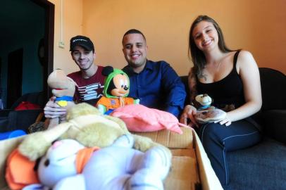  CAXIAS DO SUL, RS, BRASIL, 20/11/2019. Grupo de jovens estudantes realiza ação de Natal com arrecadação de brinquedos novos e usados para doação ao centro oncológico infantil do Hospital Geral de Caxias do Sul no dia 6 de dezembro. Da E p/ D os voluntários: Marcus Vinicius Fontoura Martins, Gabriel Costa Rodrigues e Júlia Aléxia Nunes. (Porthus Junior/Agência RBS)